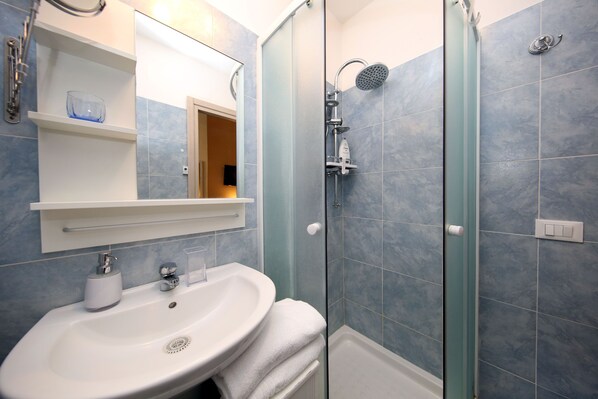 Double Room | Bathroom | Shower, free toiletries, bidet, towels - Tibullo Guesthouse (Rome)