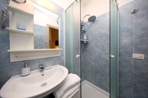 Habitación doble | Baño | Regadera, amenidades de baño gratuitas, bidet, toallas