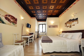 Habitación doble | Ropa de cama de alta calidad y caja de seguridad en la habitación