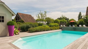 Außenpool (je nach Saison geöffnet), Sonnenschirme, Liegestühle