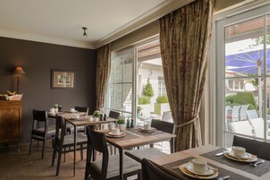 Se sirven almuerzos y cenas, mariscos