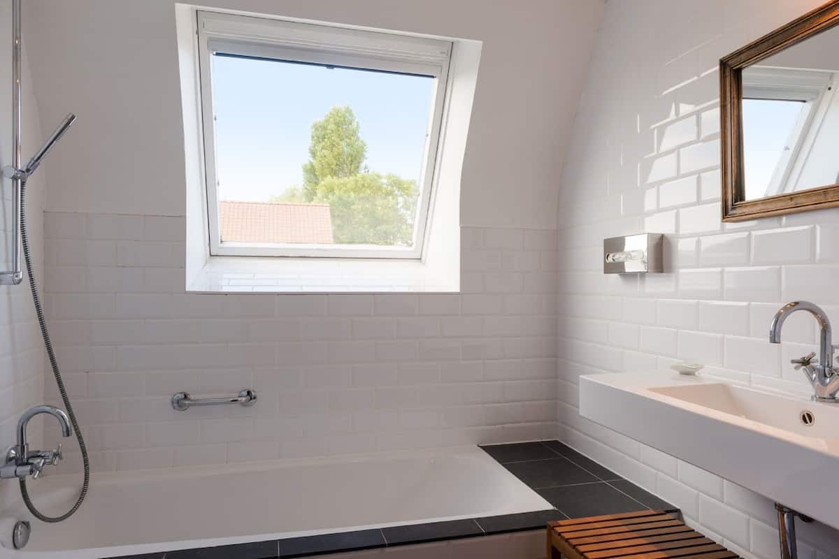 ralph junior suite | bathroom | eco-friendly toiletries, hair dryer, towels, soap