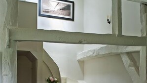 Una escalera blanca de diseño curvo que conduce a un nivel superior.