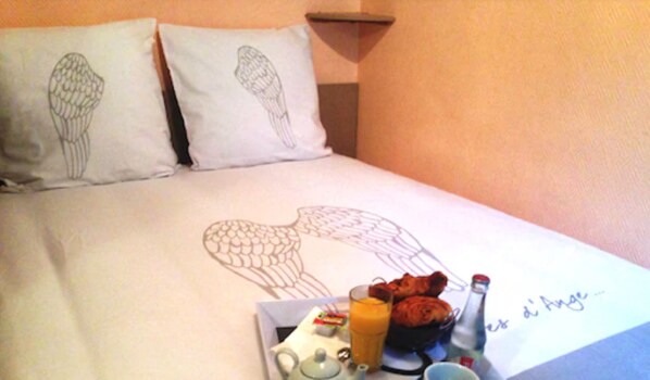 Desk, free WiFi, bed sheets - Au Cadran Bleu (Levallois-Perret)