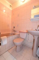 Habitación doble | Servicios del cuarto de baño | Artículos de higiene personal gratuitos y secador de pelo