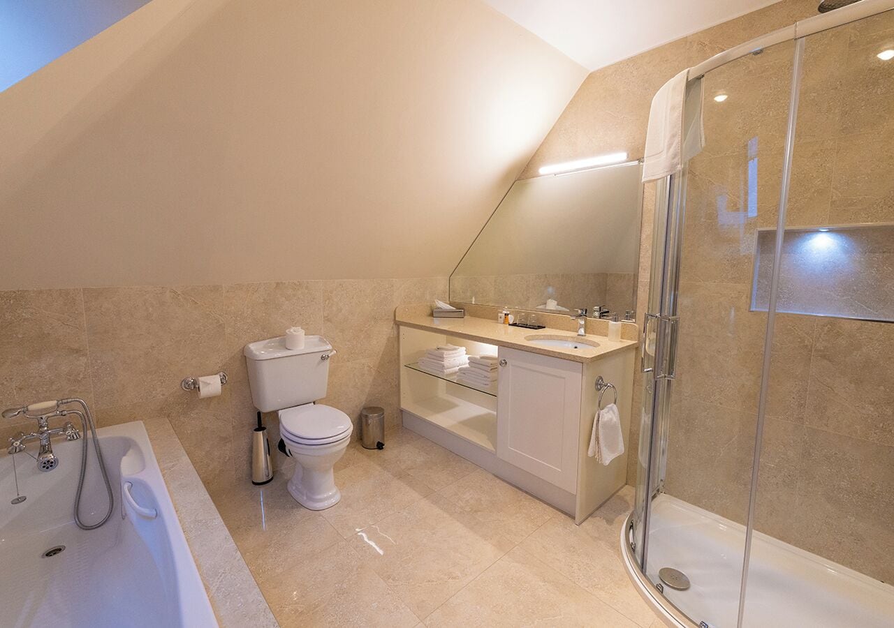 Ein modernes Badezimmer mit Badewanne, Toilette und Dusche.