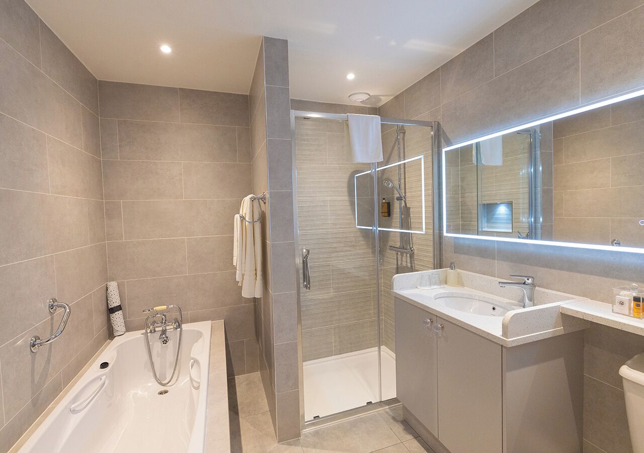 Deluxe Double Room Ensuite with Bath Garden View (Room 1) | Bathroom