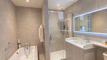 Deluxe Double Room Ensuite with Bath Garden View (Room 1) | Bathroom