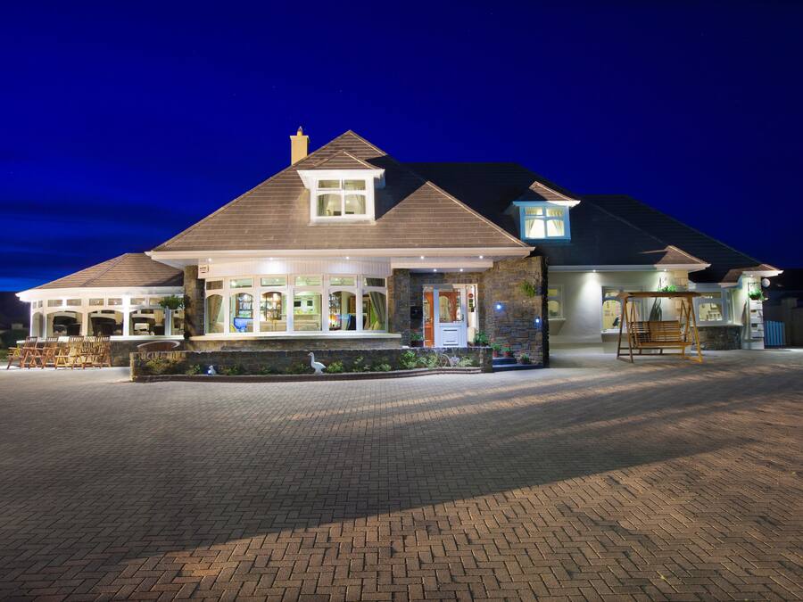 Fachada da propriedade à noite