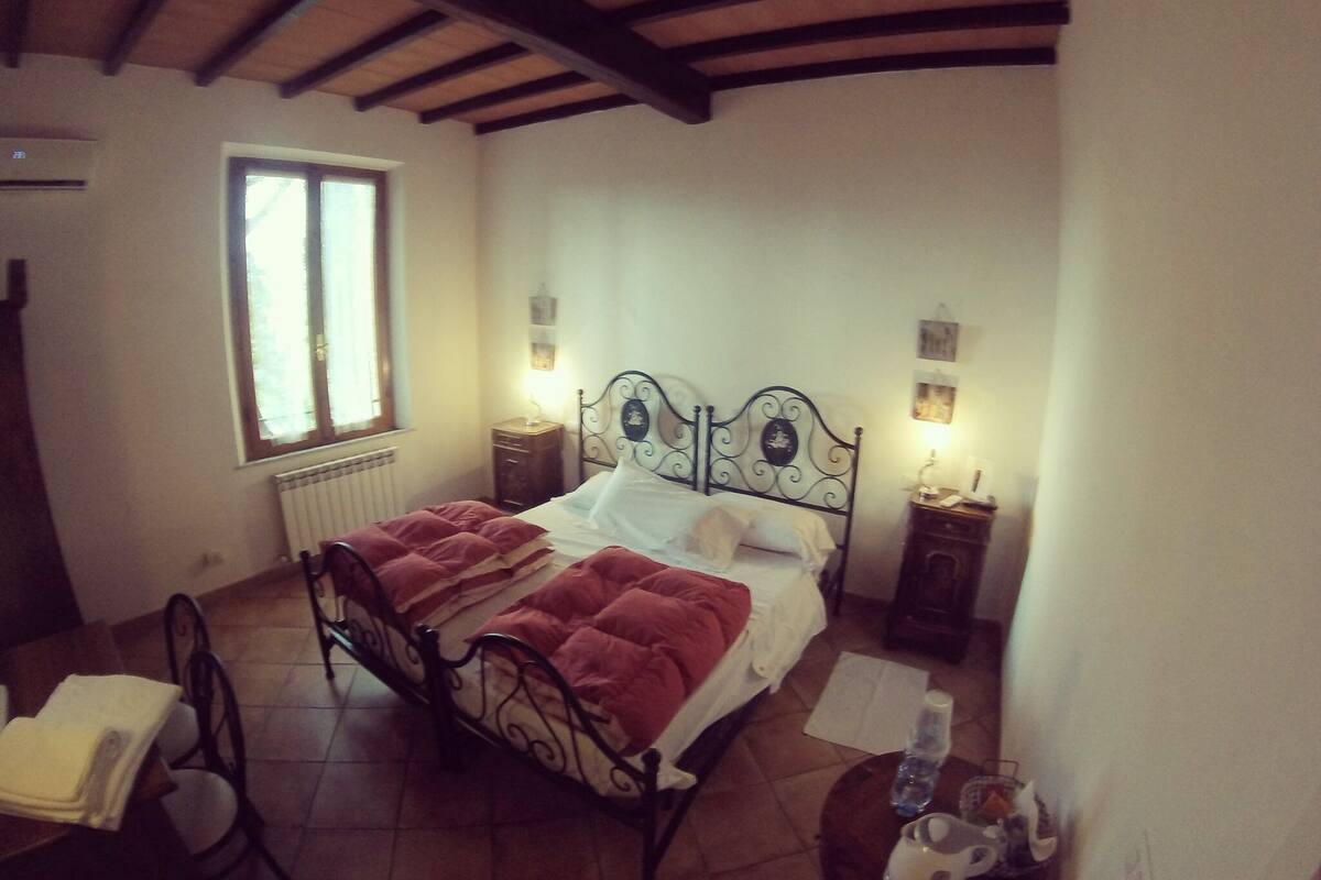 1 bedroom, Egyptian cotton sheets, premium bedding, down duvets
