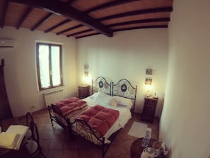 1 bedroom, Egyptian cotton sheets, premium bedding, down duvets