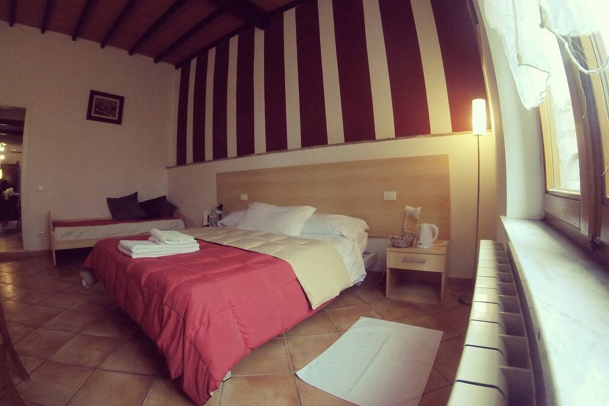 1 bedroom, Egyptian cotton sheets, premium bedding, down duvets