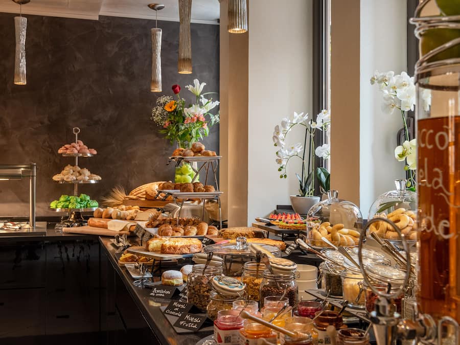 Daily continental breakfast (EUR 15 per person)