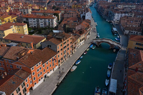 Un canal flanqueado por edificios históricos, calles estrechas y barcos amarrados a la orilla.