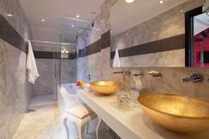 Suite panorámica, Terraza (Hot Tub) | Baño | Regadera tipo lluvia, secadora de cabello, pantuflas, bidet 
