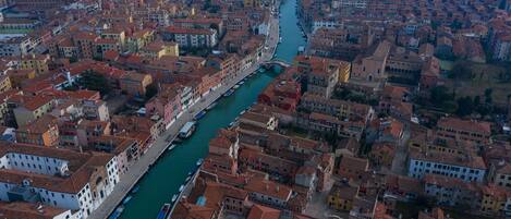 Vista aérea de una zona urbana densamente poblada con un canal prominente que la atraviesa.