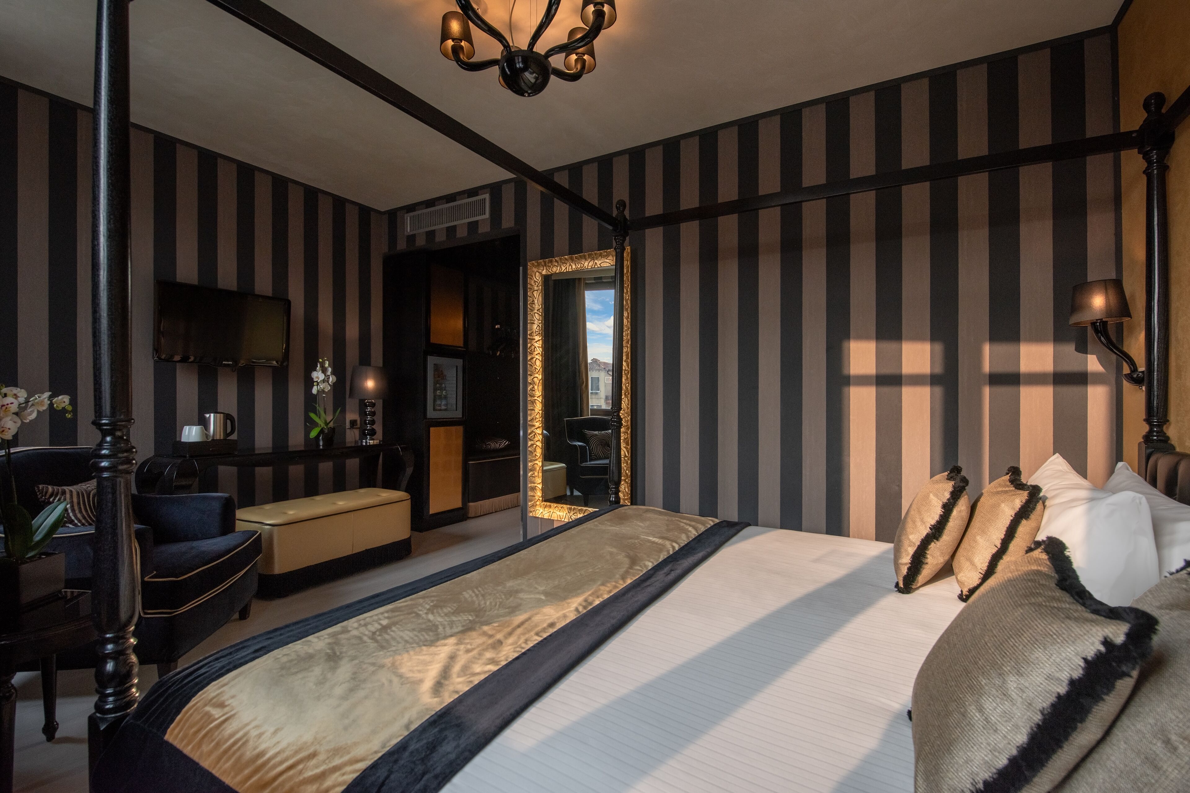 superior double or twin room, canal view | 1 bedroom, down duvets, minibar, in-room safe