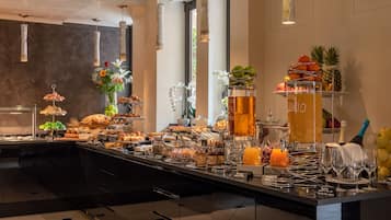 Desayuno continental diario (EUR 11 por persona)