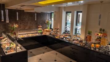 Colazione continentale, servita tutte le mattine (11 EUR a persona)