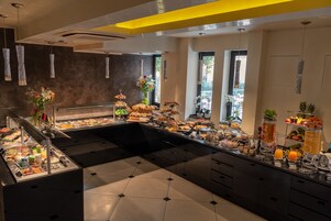Daily continental breakfast (EUR 11 per person)