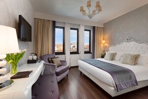 Camera Classic con letto matrimoniale o 2 letti singoli | Copriletto in piuma, minibar, una cassaforte in camera, una scrivania