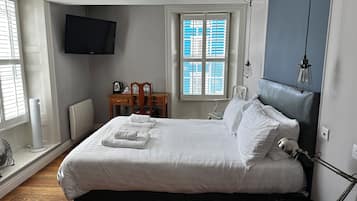 Habitación estándar, 1 cama King size | Sábanas de algodón egipcio, edredón y tabla de planchar con plancha