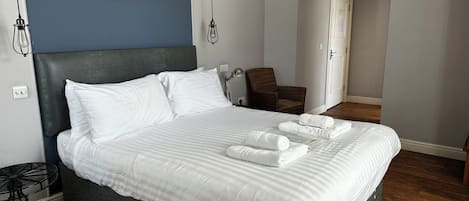 Quarto standard, 1 cama King | Roupas de cama de algodão egípcio, edredons de pluma