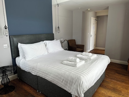Standard Room, 1 King Bed | Egyptian cotton sheets, down duvets, iron/ironing board, free WiFi. The Castle Hotel