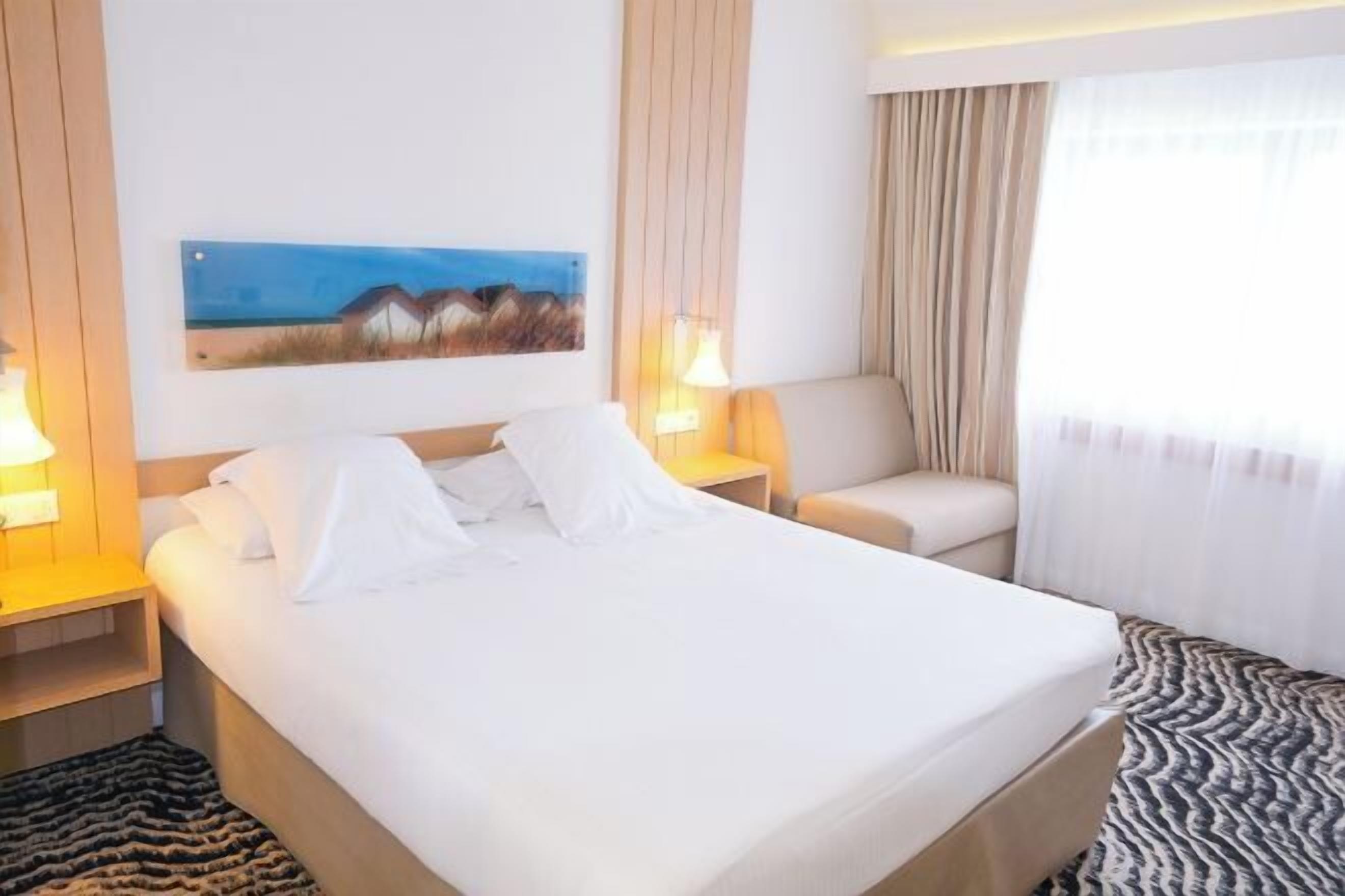 Minibar, värdeförvaringsskåp på rummet, skrivbord och ljudisolering