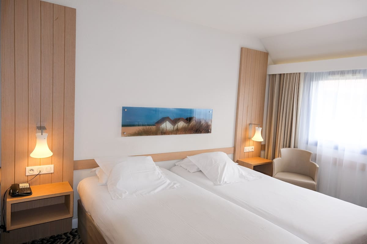 classic twin room, pool access, city view | 1 bedroom, minibar, in-room safe, desk