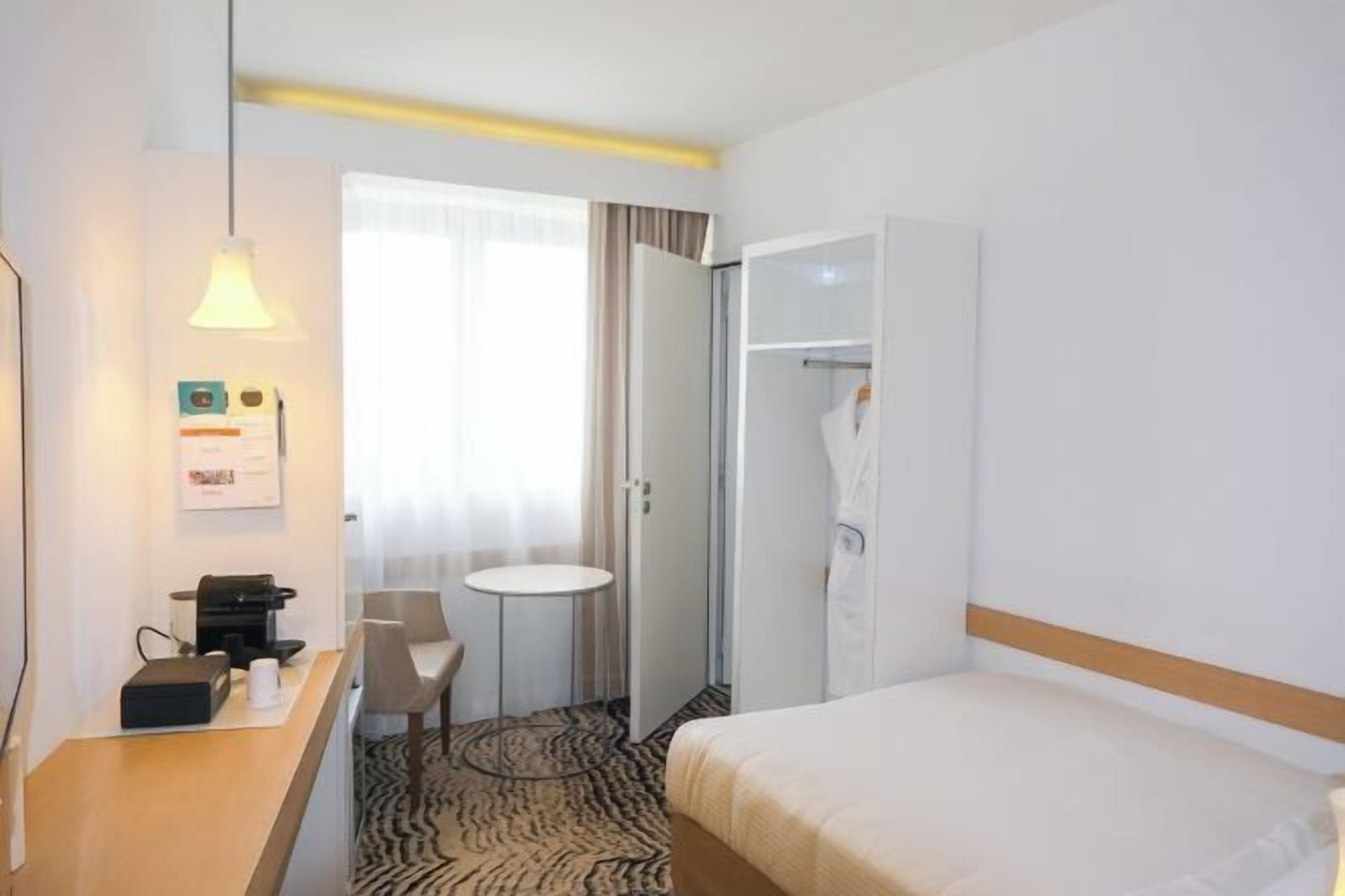 Minibar, värdeförvaringsskåp på rummet, skrivbord och ljudisolering