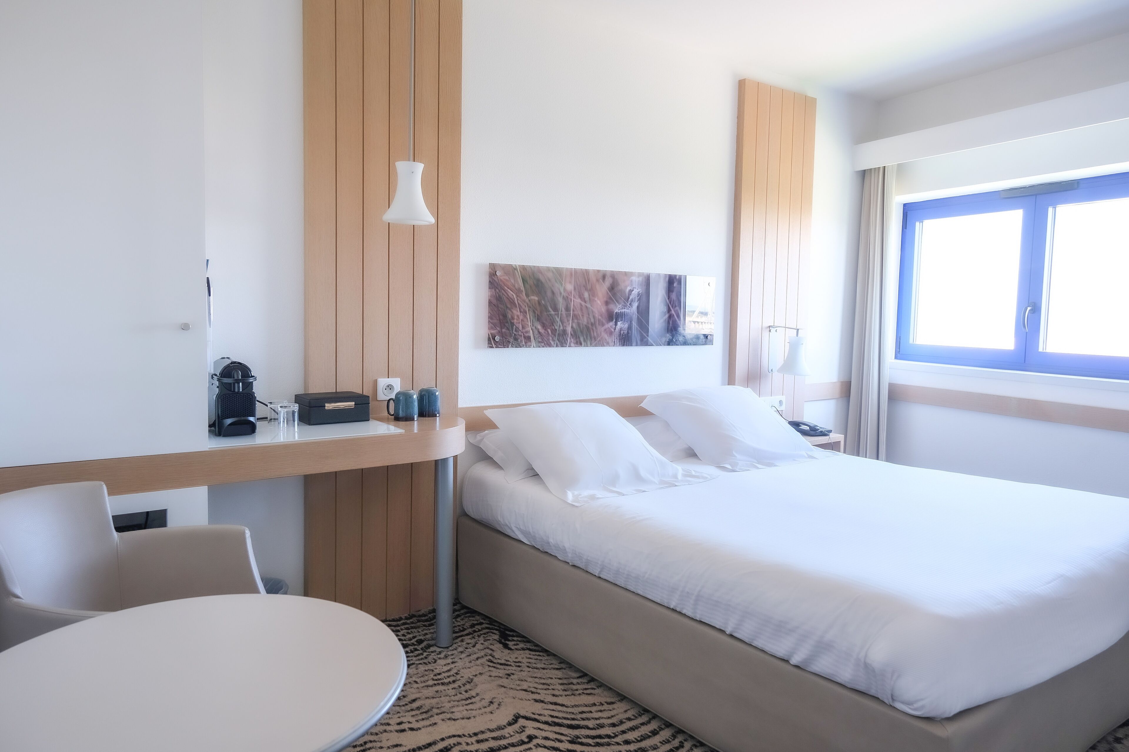 Minibar, caja de seguridad en la habitación y escritorio 