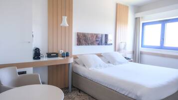 Superior Double Room, Pool Access | Bar mini, peti besi dalam bilik, meja, kalis bunyi