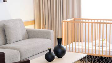 Suite Familiale, accès piscine | 1 chambre, minibar, coffres-forts dans les chambres, bureau