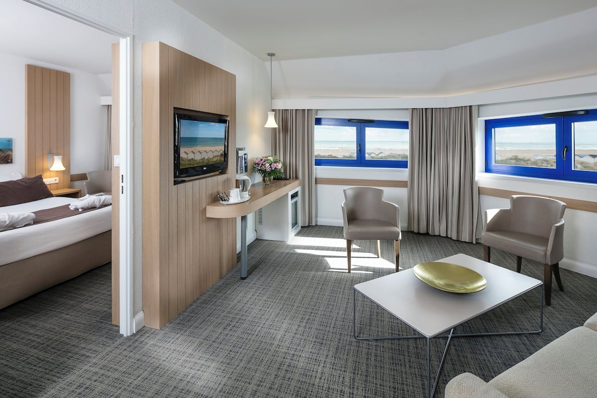 Suite - adgang til pool - havudsigt | 1 soveværelse, minibar, pengeskab på værelset, skrivebord