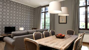 Apartament estàndard, 2 dormitoris | Sala d'estar | Televisor de plasma
