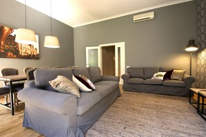 Plasma TV - Short Stay Group Paseo de Gracia Serviced Apartments (Barcelona)