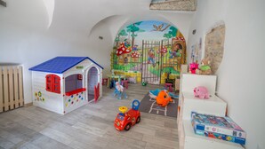 A children's playroom with a playhouse, toys, and a mural on the wall. - Alle Due Spade (Folgaria)
