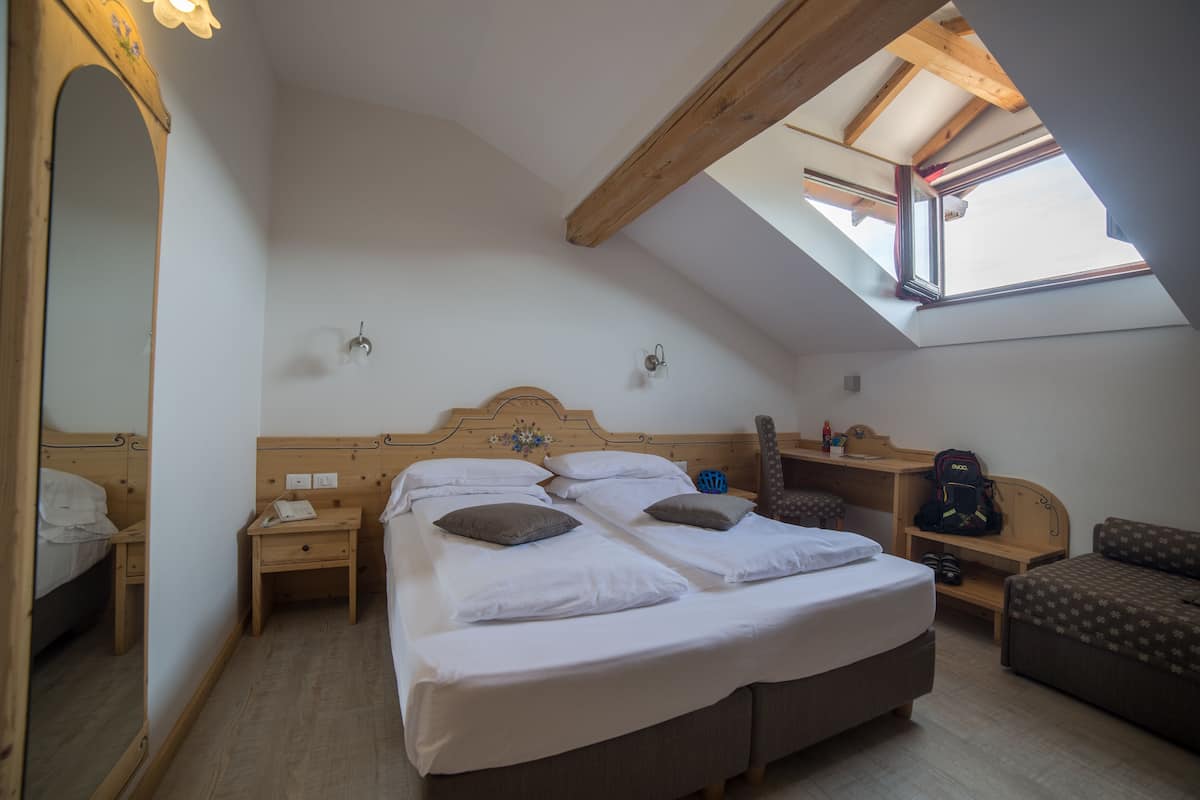 Doppel- oder Zweibettzimmer
