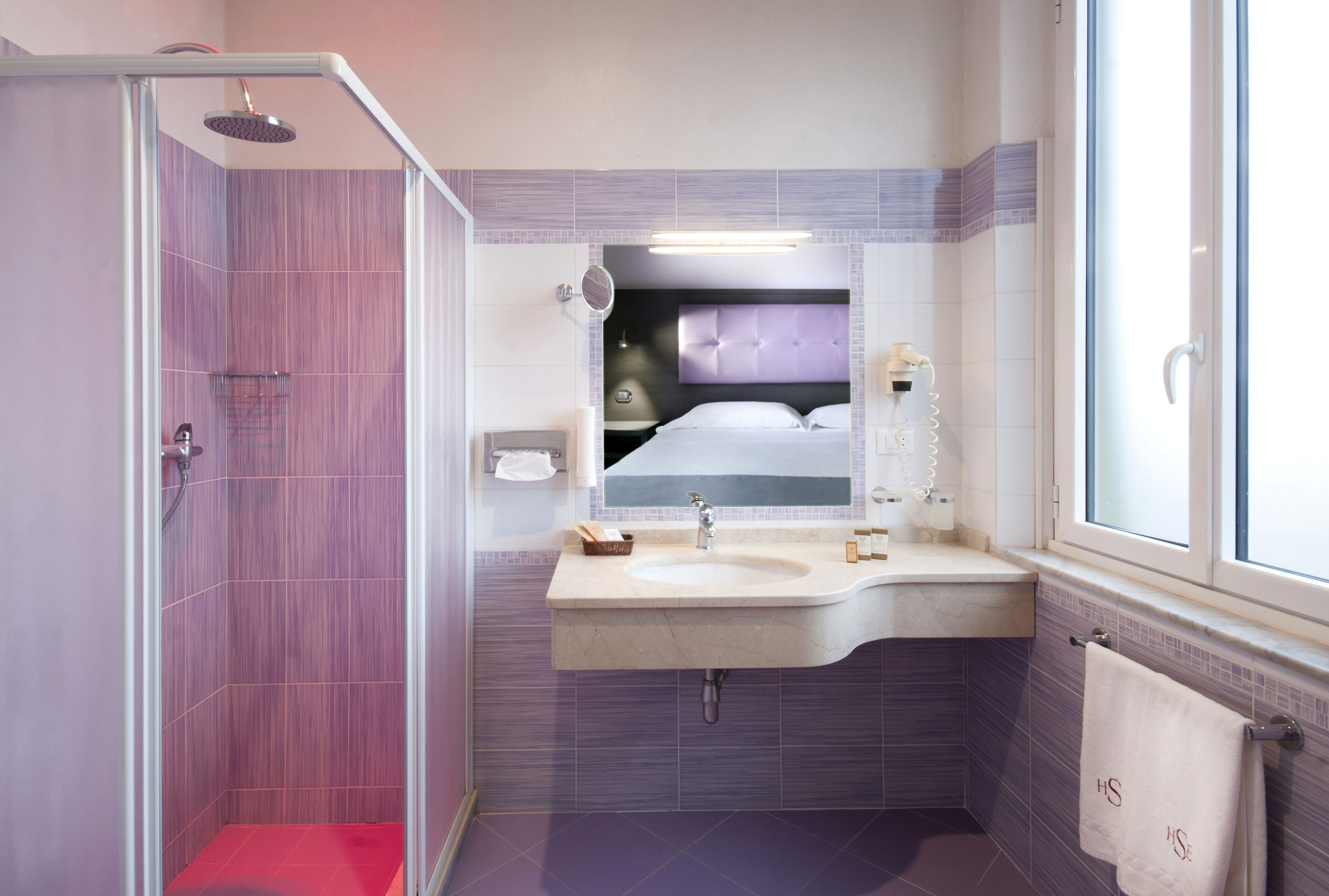 superior double room, city view | bathroom | combined shower/bathtub, hair dryer, bidet, towels