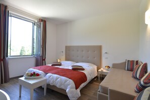 Triple Room | Bar mini, peti besi dalam bilik, dilengkapkan perabot secara berasingan 