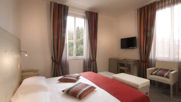 Kahden hengen superior-huone, kaupunkinäköala | Minibaari, tallelokero huoneessa, yksilöllisesti kalustettu, työpöytä