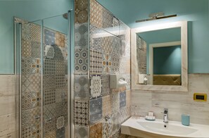 Quarto Duplo Prestige, Vista para a cidade | Banheiro | Chuveiro/banheira combinados, secador de cabelo, bidê, toalhas de banho