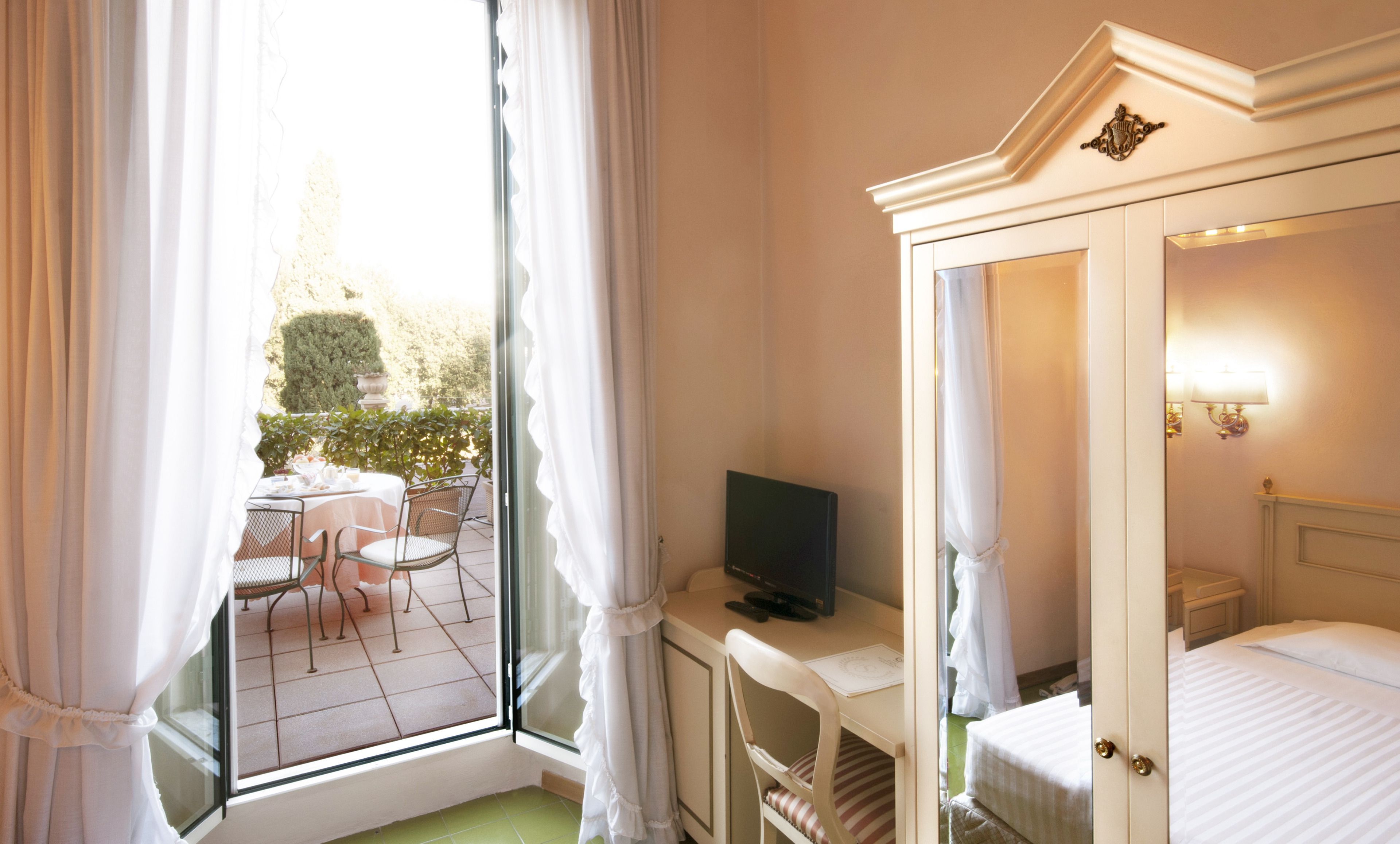 Singola Classic, vista città | Minibar, una cassaforte in camera, con arredamento individuale