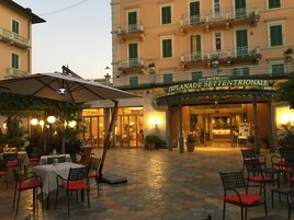 Un hotel con terraza exterior y un letrero que dice 'Hotel Esplanade Settentrionale'.