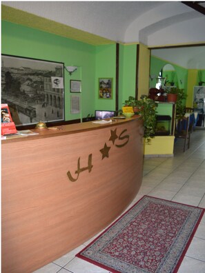 منصة إجراءات تسجيل الوصول/المغادرة