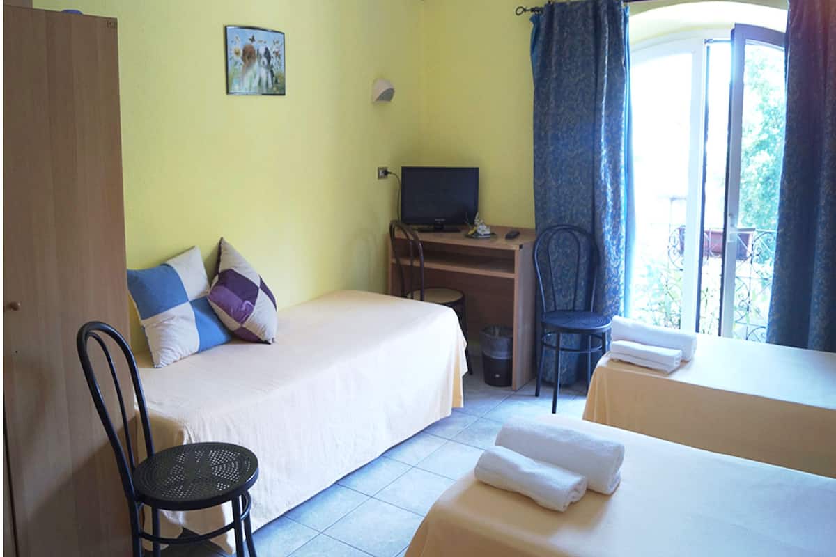 Meja kerja, Wi-Fi gratis, dan seprai linen