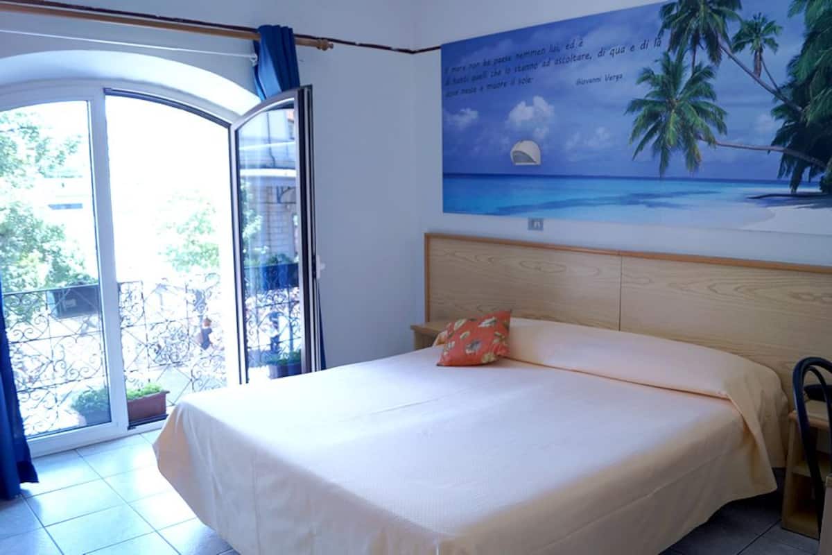 Kamar Double | Meja kerja, Wi-Fi gratis, dan seprai linen