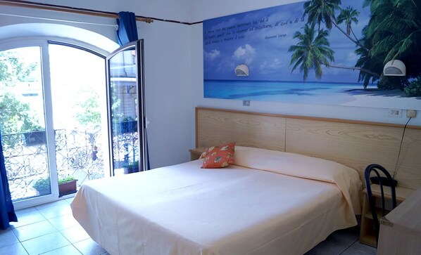 Tweepersoonskamer | Een bureau, gratis wifi, beddengoed