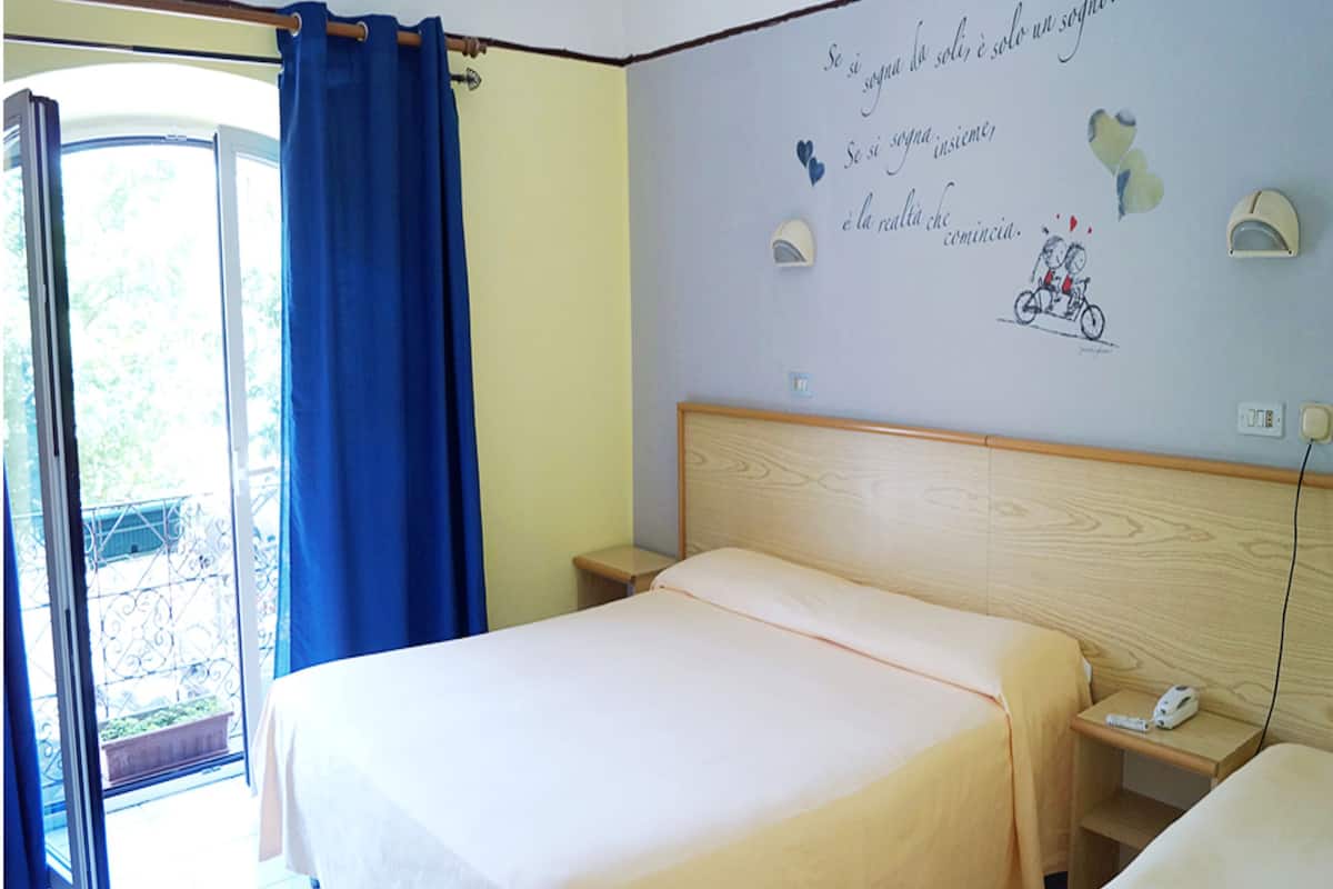 Meja kerja, Wi-Fi gratis, dan seprai linen